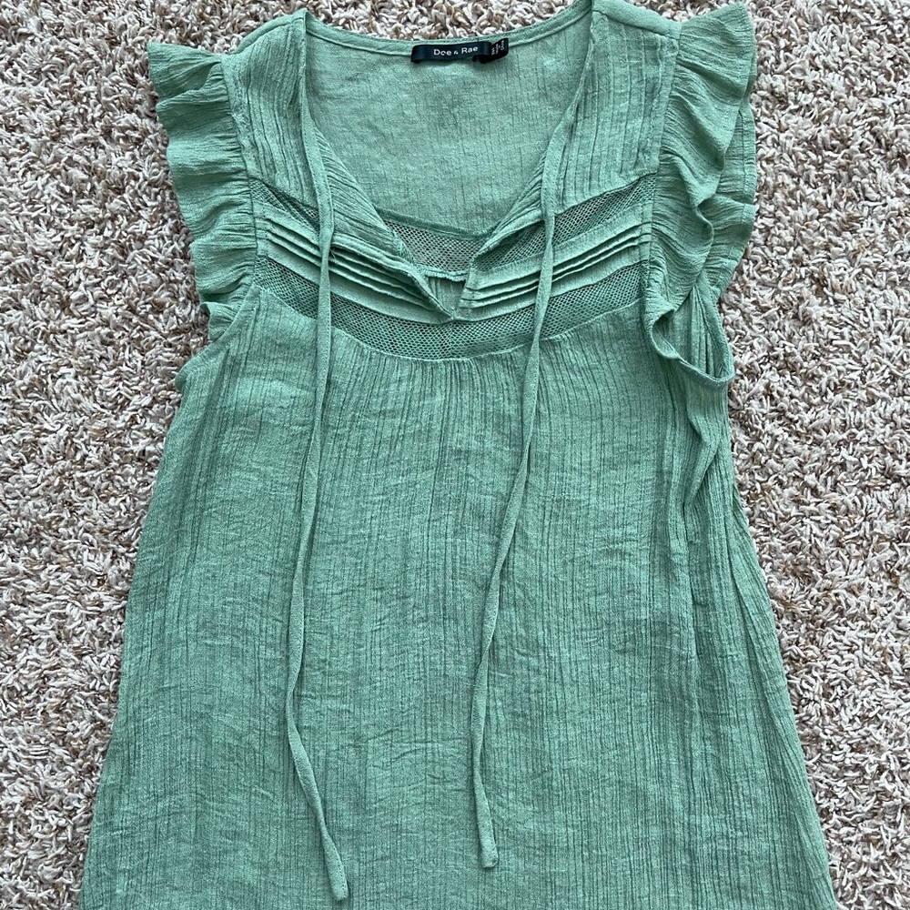 Minty green sleeveless blouse. Great condition